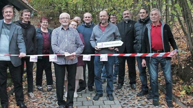 Bei der ökumenischen Kapelle Lochleithen fand die offizielle Einweihung des 17 km langen Kirchenwanderweges im Steinachtal statt. Das Band durchschnitt Initiator Roland Schwämmlein ( 4. v. links ) zusammen mit Bürgermeister Hans-Peter Laschka ( links ), Pfarrer Dominik Bohne ( 2. v. rechts ), Diakon Diethard Nemmert (3. v. rechts ) und weiteren Gästen.  Foto: Herbert Fischer