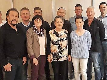 Ehrungen bei der SpVgg Reuth: Das Bild zeigt von links (hintere Reihe) Harald Bremerein, Peter Lassner, Christian Bremerein, Elsbeth Gronauer, Markus Lassner, Reinhard Kn&ouml;ller und Markus Sch&uuml;tz sowie (vordere Reihe) Josef Kestler, Monika Weisel, Magda K&uuml;gel und Cindy Sch&uuml;tz. Foto: privat