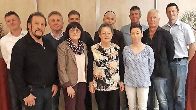 Ehrungen bei der SpVgg Reuth: Das Bild zeigt von links (hintere Reihe) Harald Bremerein, Peter Lassner, Christian Bremerein, Elsbeth Gronauer, Markus Lassner, Reinhard Kn&ouml;ller und Markus Sch&uuml;tz sowie (vordere Reihe) Josef Kestler, Monika Weisel, Magda K&uuml;gel und Cindy Sch&uuml;tz. Foto: privat