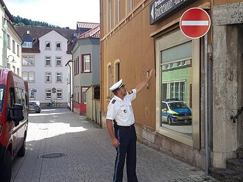 Bad Brückenaus Polizeichef Herbert Markert weist auf das deutlich sichtbare Verkehrszeichen hin, das an dieser Stelle die Einfahrt verbietet. Trotzdem nutzen Autofahrer die Untere Badersgasse (Foto) und die Obere Badersgasse weiterhin gern als unerlaubte Abkürzung. Foto: Rolf Pralle