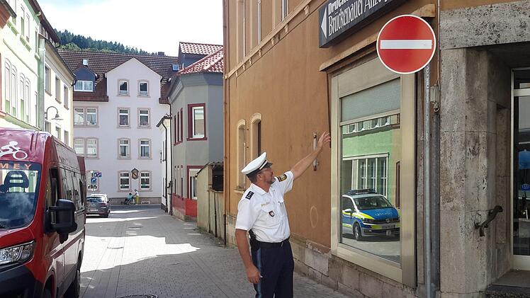 Bad Brückenaus Polizeichef Herbert Markert weist auf das deutlich sichtbare Verkehrszeichen hin, das an dieser Stelle die Einfahrt verbietet. Trotzdem nutzen Autofahrer die Untere Badersgasse (Foto) und die Obere Badersgasse weiterhin gern als unerlaubte Abkürzung. Foto: Rolf Pralle