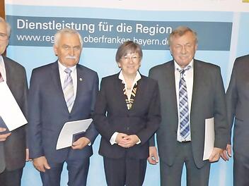 Bei der Ehrung in Bayreuth (von links): Peter Helldörfer, Robert Hempfling, Regierungspräsidentin Heidrun Piwernetz, Johann Schütz und Helmut Stein  Foto: Thomas Weichert
