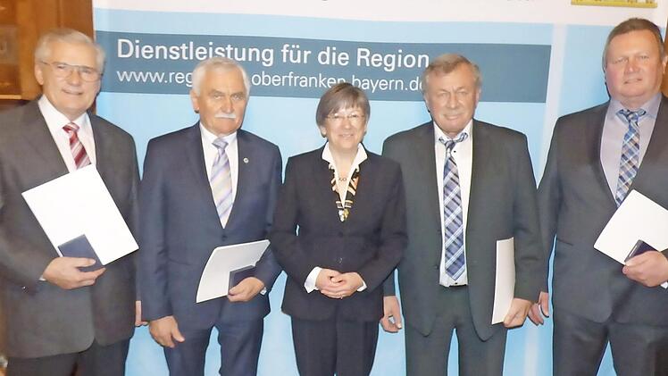 Bei der Ehrung in Bayreuth (von links): Peter Helldörfer, Robert Hempfling, Regierungspräsidentin Heidrun Piwernetz, Johann Schütz und Helmut Stein  Foto: Thomas Weichert