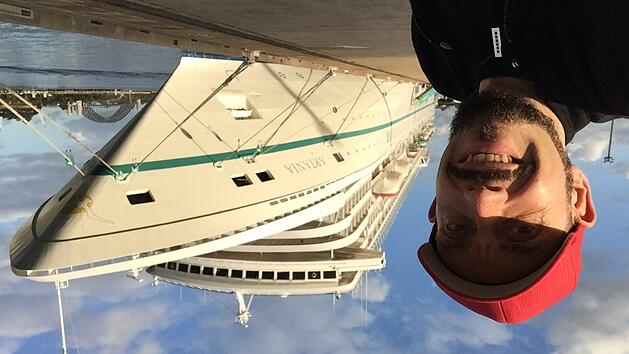 Optimismus vor der Abreise: Marcus Geuss in Australien vor der MS Artania. Die geplante Kreuzfahrt sollte eine bittere Wende nehmen. Foto: privat