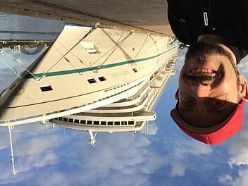 Optimismus vor der Abreise: Marcus Geuss in Australien vor der MS Artania. Die geplante Kreuzfahrt sollte eine bittere Wende nehmen. Foto: privat