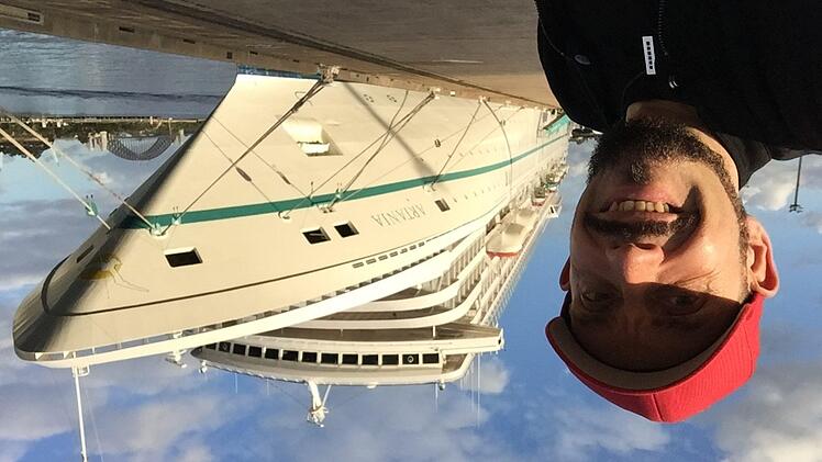 Optimismus vor der Abreise: Marcus Geuss in Australien vor der MS Artania. Die geplante Kreuzfahrt sollte eine bittere Wende nehmen. Foto: privat