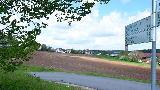 Auf dem Acker am Ortsrand von Schorkendorf soll ein neuer Lebensmittelmarkt entstehen.