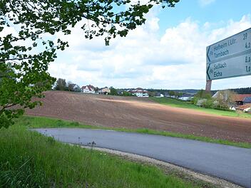 Auf dem Acker am Ortsrand von Schorkendorf soll ein neuer Lebensmittelmarkt entstehen.