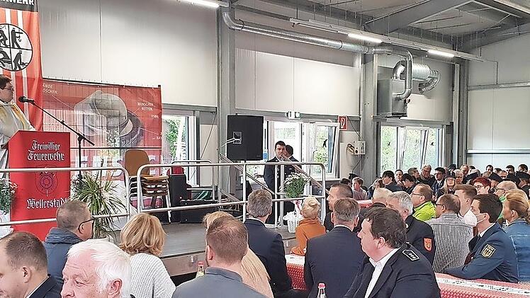 Die Geistlichkeit weihte das neue Feuerwehrger&auml;tehaus ein.