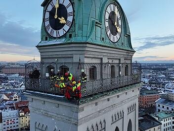 Feuerwehr rettet verletzte Frau von Kirchturm in München