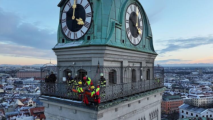 Feuerwehr rettet verletzte Frau von Kirchturm in M&uuml;nchen