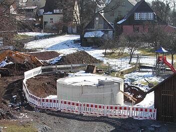 Der Löschwasserbehälter im historischen Ortskern von Wernstein hatte in den vergangenen Wochen in der Dorfgemeinschaft für viel Wirbel gesorgt. Foto: Jürgen Gärtner