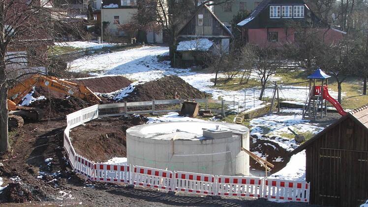 Der Löschwasserbehälter im historischen Ortskern von Wernstein hatte in den vergangenen Wochen in der Dorfgemeinschaft für viel Wirbel gesorgt. Foto: Jürgen Gärtner