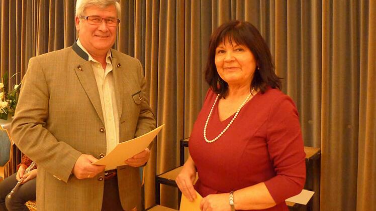 Gemeinderatsmitglied Richard Kuchenmeister erhält für 24 Jahre kommunale Verdienste die Dankesurkunde des Bayerischen Innenministers. Foto: Sabine Meißner