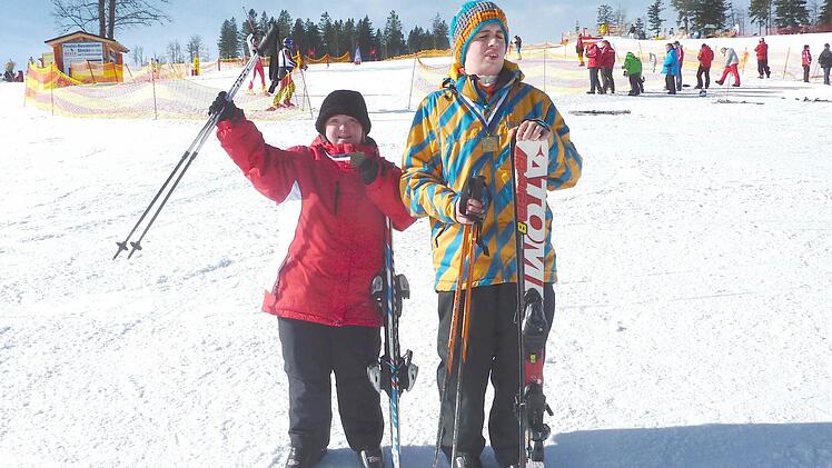 Sarah Rinkowitz und Bastian Krug waren bei den 4. Bayerischen "Special Olympics Winterspielen" in Lam im bayerischen Wald erfolgreich. Beide erzielten im Ski alpin - sowohl beim Riesenslalom als auch beim Super-G - tolle Ergebnisse. Foto: Ralf Naumann