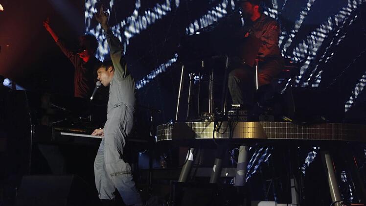 Ein Brite im Astronauten-Look: James Blunt begeisterte die Fans in der ausverkauften Brose-Arena. Zwei Stunden lang präsentierte er eine geballte Ladung an Ohrwürmern. Foto: Matthias Hoch