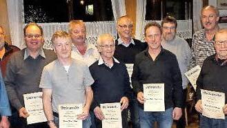 Die für 25 Jahre Zugehörigkeit geehrten Mitglieder mit Vorsitzendem Horst Pflaum (links). Weiter von links: Martin Oppelt, Manfred Scholz, Claus Thain, Norbert Raab, Erich Klarmann, Josef Blößl, Robert Engelstätter, Wolfgang Langer, Johannes Basel, Norbert Graser, Frank Stania.