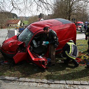 Marktschorgast: Vor Polizei geflüchtet und gegen Baum geprallt