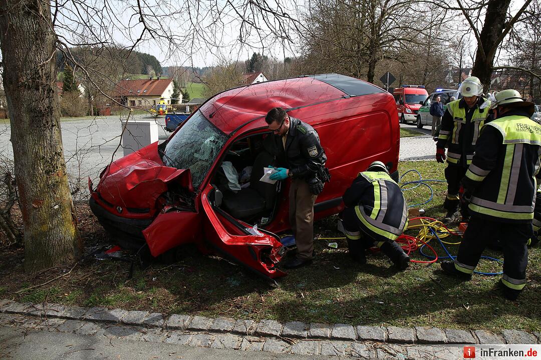 Marktschorgast: Vor Polizei geflüchtet und gegen Baum geprallt