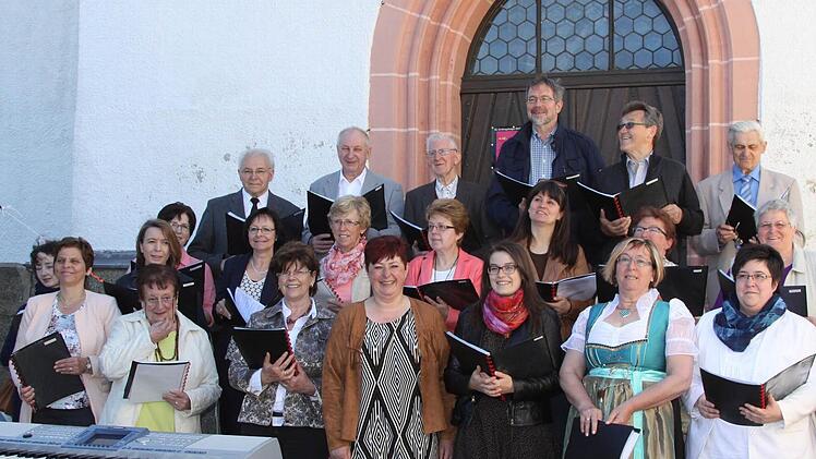 Die Kirchengemeinde Grafengehaig hat derzeit viel zu feiern. Als Nächstes den 70. Geburtstag des Kirchenchors. Am Sonntag wurde sozusagen - anläßlich des 50. von Organistin und Chorleiterin Susanne Schramm - schon mal vorgefeiert. Foto: Klaus Klaschka