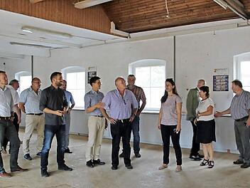 In der ehemaligen Schreinerei machten sich die Stadträte ein Bild.  Foto: Carmen Schwind