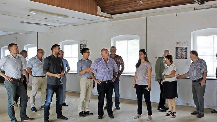 In der ehemaligen Schreinerei machten sich die Stadträte ein Bild.  Foto: Carmen Schwind