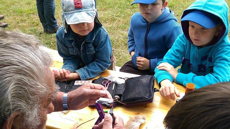Die von Salmoniden als Nahrung bevorzugten Insekten entstehen auf künstliche Weise beim Fliegenbinden. Haare und Federn werden so an Haken befestigt, dass sie am Ende diesen Insekten stark ähneln. Foto: Karlheinz Franz