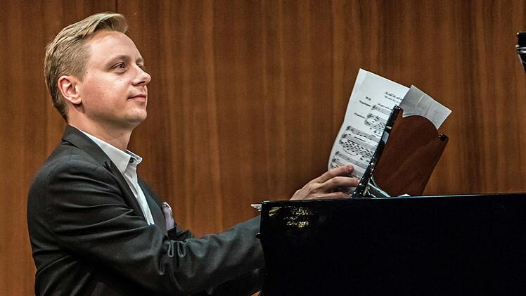 Mit einem Liederabend gastierte der international erfolgreiche Altus Matthias Rexroth bei der Coburger Gesellschaft der Musikfreunde. Am Klavier:: Marius Klubczuk.Jochen Berger