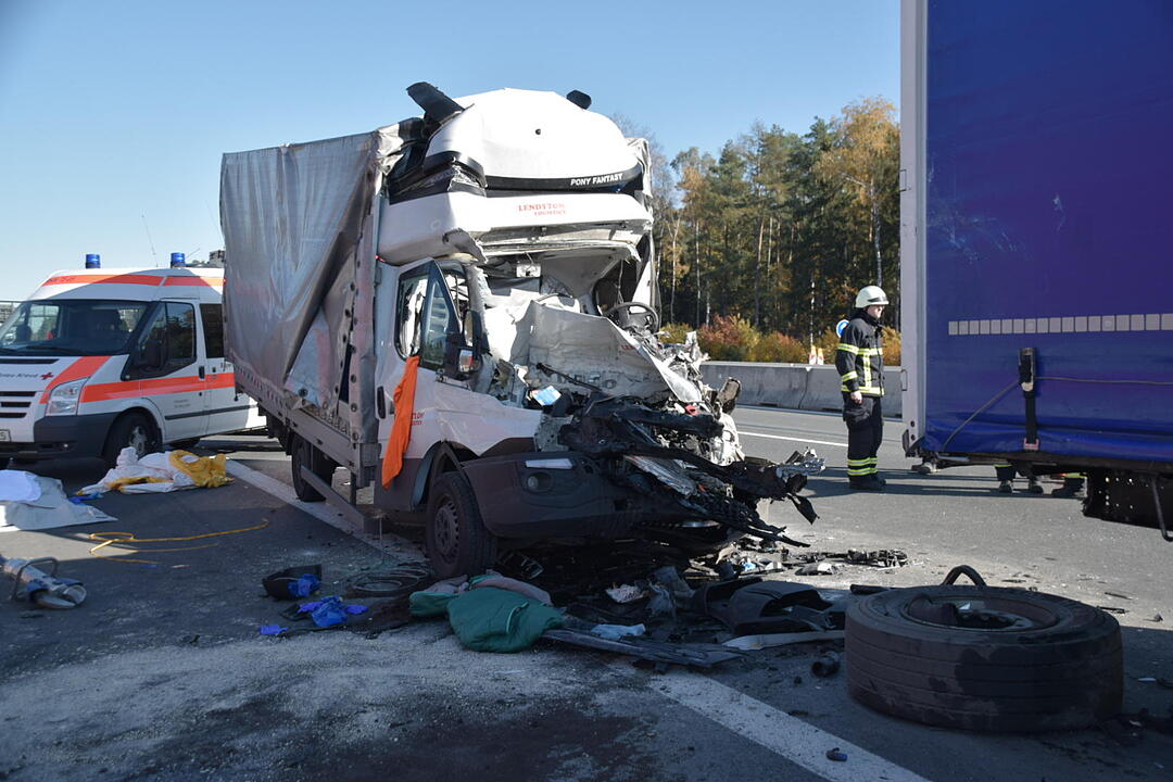 A6 bei Nürnberg: Kleintransporter fährt auf Stauende auf – Fahrer stirbt noch an Unfallstelle