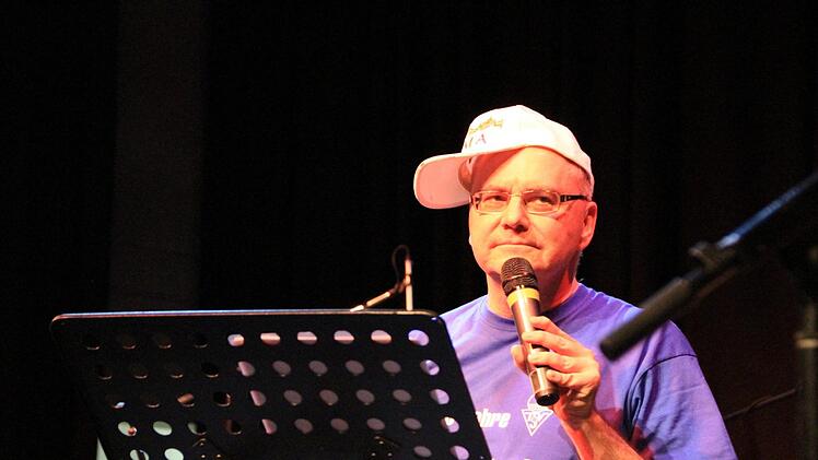 Don Camillo Kilian Kemmer grübelt über seine Schäfchen.  Foto: Andreas Dorsch