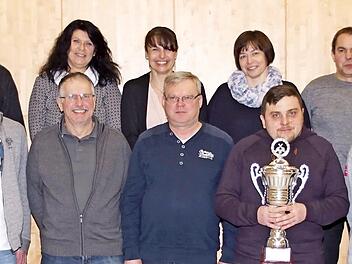 Die geehrten Gewinner der Privatkegelrunde, des Oberaurach-Zentrum-Pokalturniers und des Zufalls-Mannschaftskegelns mit den Vertretern der Oberauracher Privatkegler und Bürgermeister Thomas Sechser (rechts). Offiziell leitet jetzt Jens Holger Silge (Dritter von rechts) die Privatkegelrunde. Er übernahm das Amt von Ottmar Schirm (links, hinten), der die Leitung viele Jahre lang innehatte.  Foto: Sabine Weinbeer