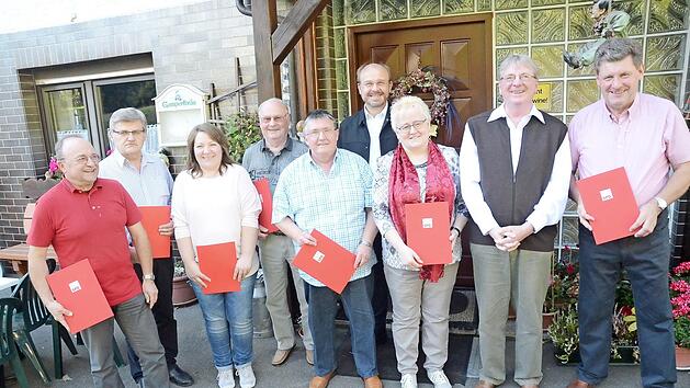 Ehrungen beim SPD-Ortsverein Rothenkirchen und Förtschendorf (von links): Roland Münch, Gerhard Wagner, Cindy Scherbel, Günther Hofmann, Werner Pasbrig, Kreisvorsitzender Ralf Pohl, Christine Scherbel, Ortsvorsitzender Michael Pütterich, Manfred Scherbel Foto: K.- H. Hofmann