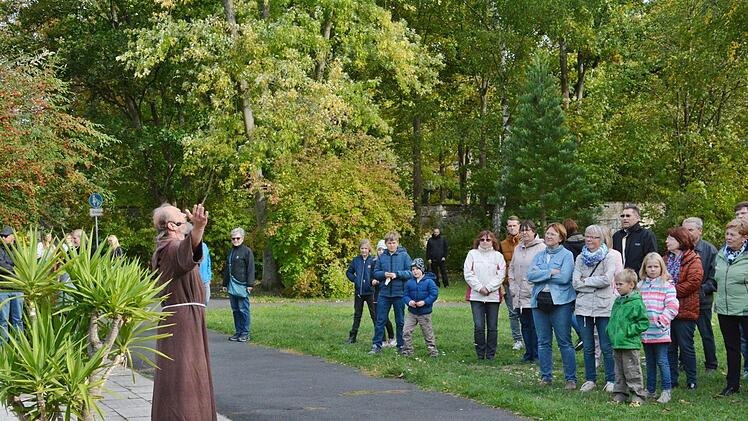 Stationentheater über das Leben des Heiligen Franz von Assisi im Klostergarten von Bad Königshofen. Hanns Friedrich