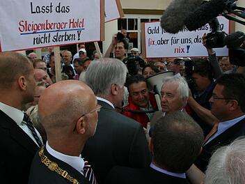 Der Protest nutzte nichts: Am 7. Juli 2010 sprachen Ministerpräsidenten Horst Seehofer und Franz Josef Pschierer (damals Finanz-Staatssekretär, später Wirtschaftsminister) mit den Steigenberger-Beschäftigten und Oberbürgermeister Kay Blankenburg. Trotzdem wurde das einzige Bad Kissinger Fünf-Sterne-Hotel im Oktober 2010 geschlossen. Bis heute gibt es keine Lösung für die Brachfläche. Foto: Edgar Bartl/Archiv