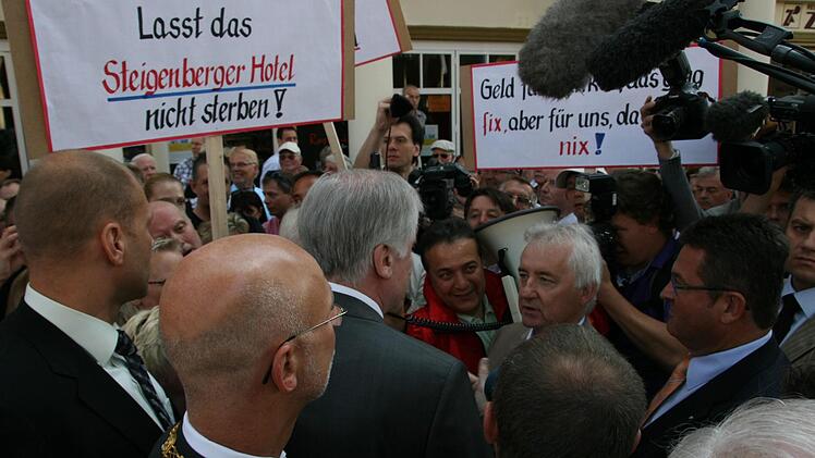 Der Protest nutzte nichts: Am 7. Juli 2010 sprachen Ministerpräsidenten Horst Seehofer und Franz Josef Pschierer (damals Finanz-Staatssekretär, später Wirtschaftsminister) mit den Steigenberger-Beschäftigten und Oberbürgermeister Kay Blankenburg. Trotzdem wurde das einzige Bad Kissinger Fünf-Sterne-Hotel im Oktober 2010 geschlossen. Bis heute gibt es keine Lösung für die Brachfläche. Foto: Edgar Bartl/Archiv