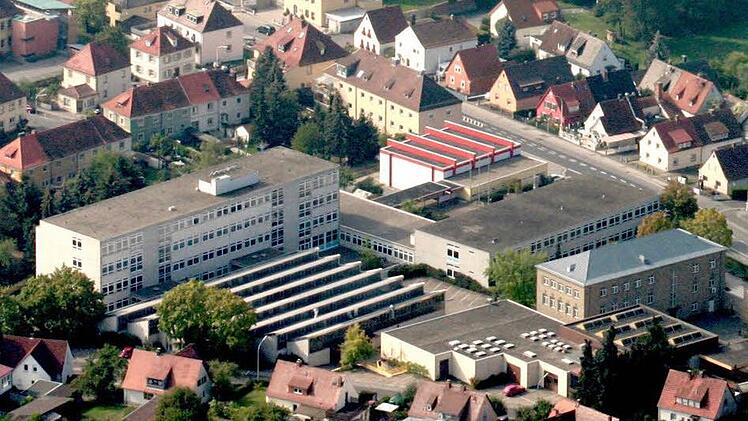 In einem Abschnitt der Haßfurter Heinrich-Thein-Berufsschule, der Bauhalle D (unten rechts), soll das neue Kunststoffkompetenzzentrum entstehen. Archivfoto: Ralf Naumann