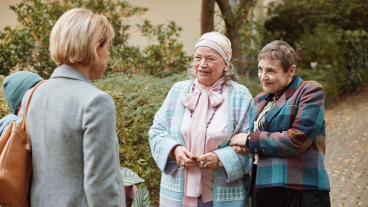 Als Irene (Uschi Glas, links) in der Seniorenresidenz ankommt, wird sie herzlich von Christel (Ursula Werner, Mitte) und Helene (Katharina Thalbach) begrüßt.