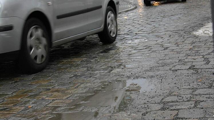 Der Schnee wird zu Pfützen