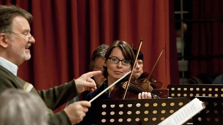 Unter Leitung von Hans Stähli probt das Orchester der "Musikfreunde Neustadt".Foto: Jochen Berger