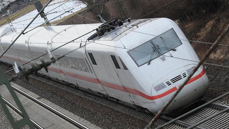 Die Bahn gibt sich in Sachen ICE-Halt für Coburg kompromissbereit - die Coburger ebenfalls. Doch OB Norbert Tessmer und IHK-Präsident Friedrich Herdan stellen klar: Mit einer Zubringerlösung werde sich Coburg nicht "abspeisen" lassen. Foto: Patrick Seeger / dpa