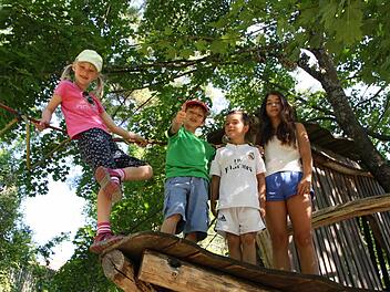 Die Spielplatz-Tester auf dem Euerdorfer Spielplatz. Foto: Ralf Ruppert