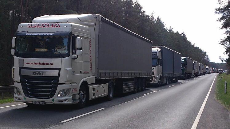 Zwischen der A3 und Hirschaid stand gestern Nachmittag auf der B 505 Lastwagen an Lastwagen. Foto: Andreas Dorsch