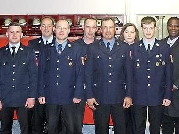 Auf dem Bild von links: Bürgermeister Roland Wolfrum und Kommandant Manuel Steinl zeichneten nach der feierlichen Floriansmesse verdiente Feuerwehrmänner und -frauen aus: Kreisbrandmeister Alexander Reinsch, Markus Hempfling, Tobias Landa, Patrick Taugs, Carmen Reuther, Christopher Müller, Pater Firmin mit dem Vorsitzenden der Freiwilligen Feuerwehr Stadtsteinach Hans-Jürgen Hempfling Foto: privat