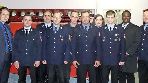 Auf dem Bild von links: Bürgermeister Roland Wolfrum und Kommandant Manuel Steinl zeichneten nach der feierlichen Floriansmesse verdiente Feuerwehrmänner und -frauen aus: Kreisbrandmeister Alexander Reinsch, Markus Hempfling, Tobias Landa, Patrick Taugs, Carmen Reuther, Christopher Müller, Pater Firmin mit dem Vorsitzenden der Freiwilligen Feuerwehr Stadtsteinach Hans-Jürgen Hempfling Foto: privat