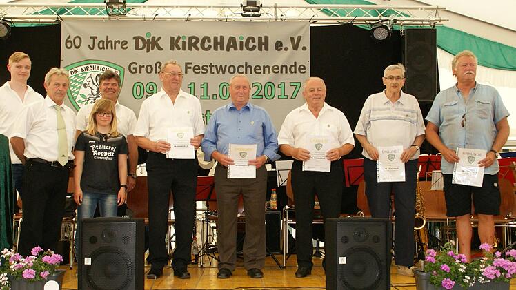 Fünf Mitglieder des ersten Jahrzehnts konnte die DJK zum 60-jährigen Bestehen auszeichnen. Hermann Hofmann, Hermann Schäder und Josef Stretz (ab Drittem von links) waren schon bei der Gründung dabei.