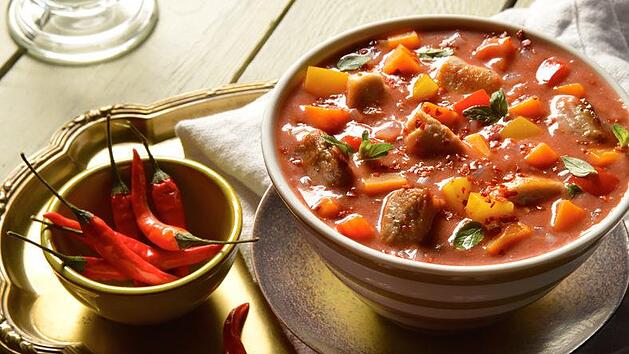 Süßkartoffeln werden mit Hähnchenbrust und Schweinegulasch zusammen in einer Chili-Tomatensoße gekocht. Oetker Versuchsküche, dpa