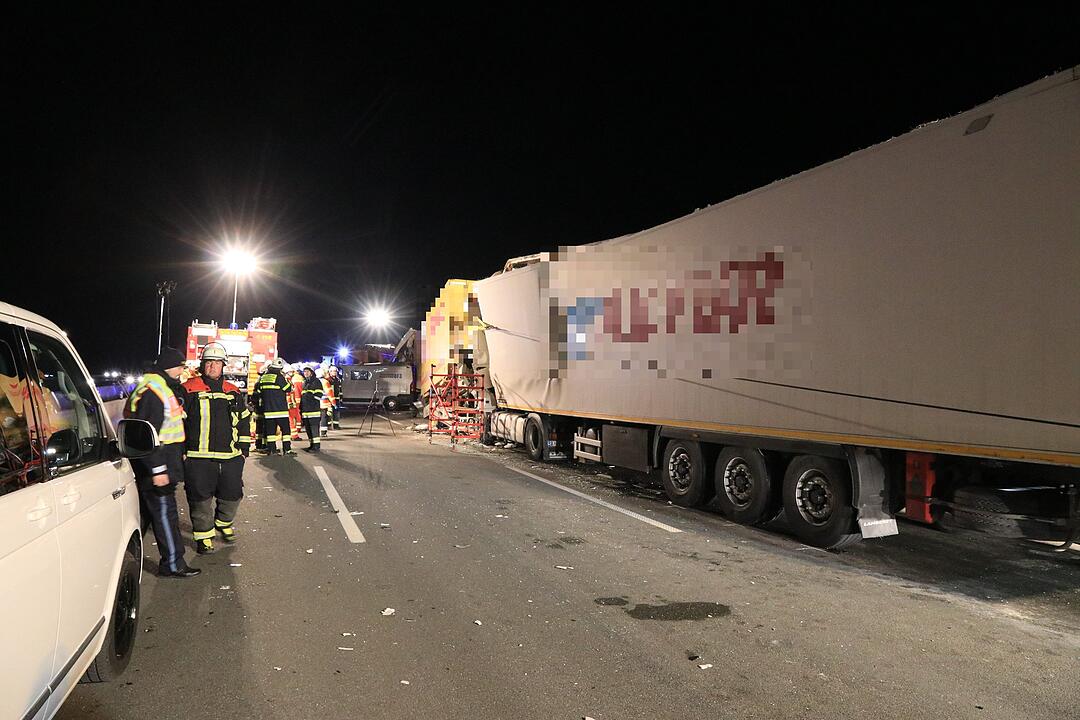 Zwei tödliche Unfälle auf der A3 in kurzer Zeit: Zwei Lkw rasen jeweils in Stauende