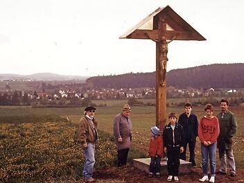 Zum Erinnerungsfoto sammelten sich 1987 der Kreisheimatpfleger und der Kreuzbesitzer samt S&ouml;hnen und Enkeln unter dem Kreuz. Fotos: Archiv Roland Graf