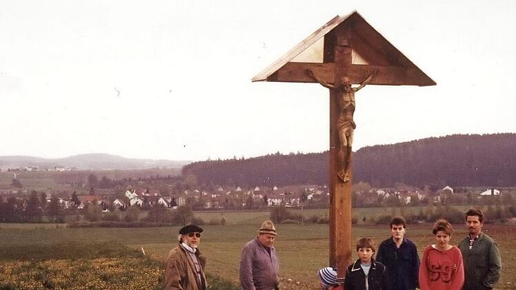 Zum Erinnerungsfoto sammelten sich 1987 der Kreisheimatpfleger und der Kreuzbesitzer samt S&ouml;hnen und Enkeln unter dem Kreuz. Fotos: Archiv Roland Graf