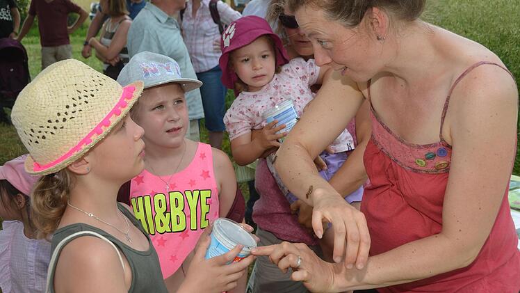 Biologin Simone Hepp erklärt den Kindern, welche Tiere sie gefunden haben. Foto: Peter Rauch